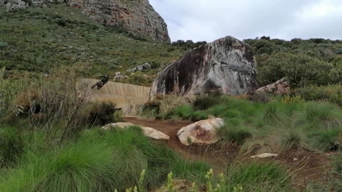 2134045791_theGreatWallofBanhoek.jpg.16d5064bcdfa6a679966448f12e0c7d9.jpg