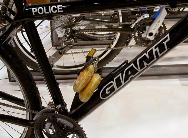 43-police-donuts.jpg.356bb0b6f1a85081c906c5820afc2eed.jpg