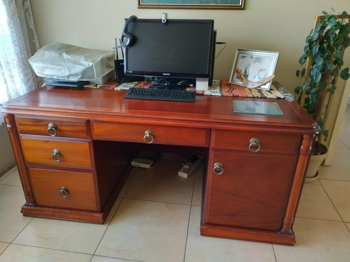 941290771_Executivedesk.jpg.eba478347e007caa4158b19157cdb52f.jpg